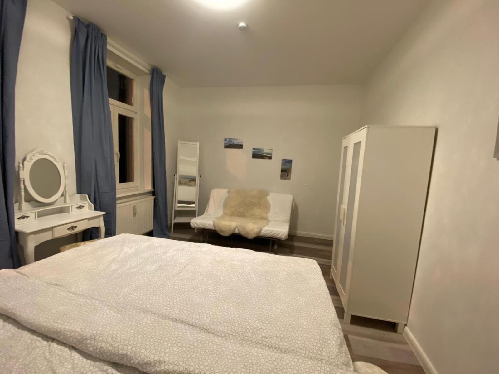 N A U T I C A - Ruhige Maritime Ferienwohnung Mit Balkon Familienfreundlich Rostock