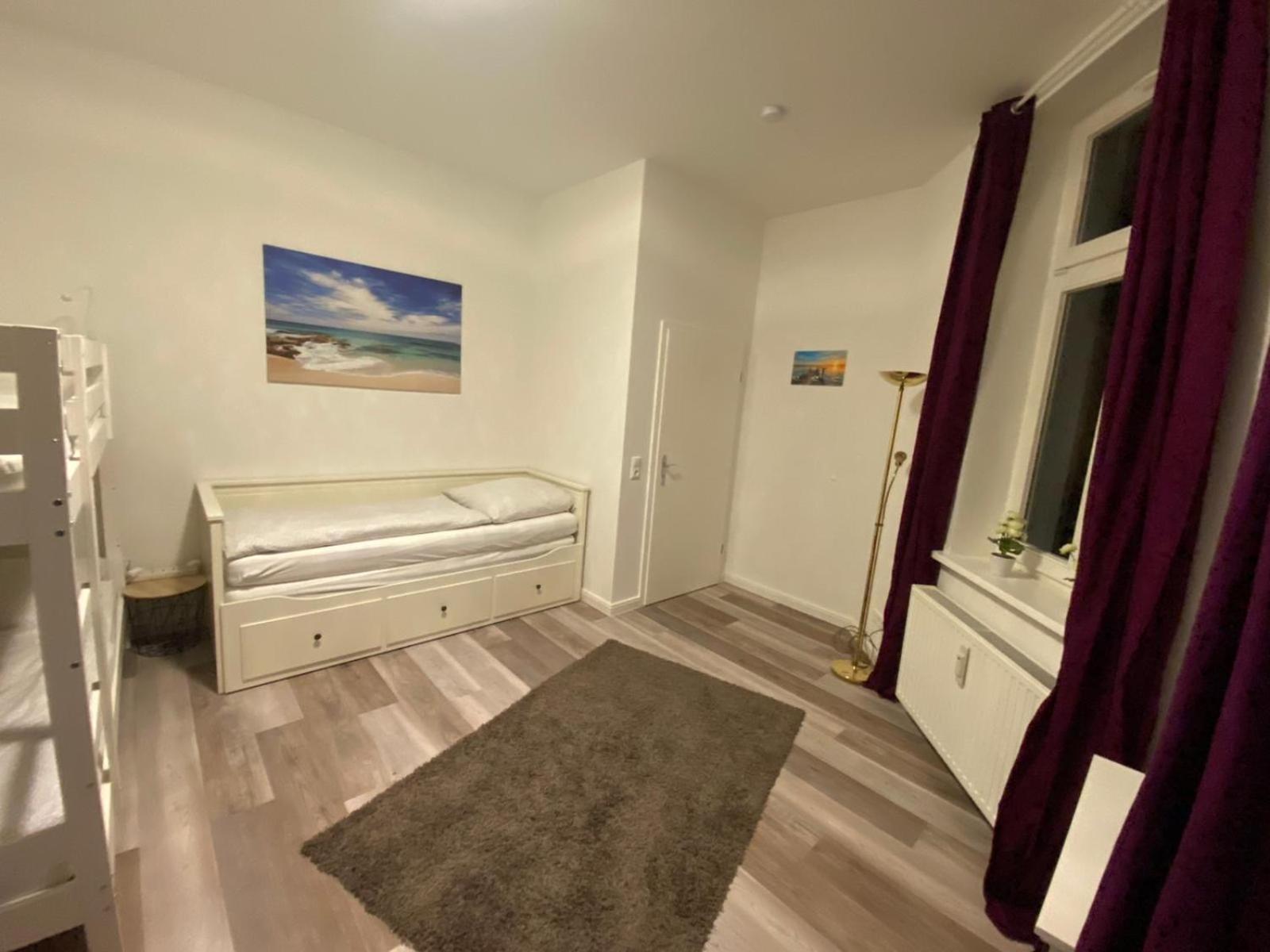 Apartment N A U T I C A - Ruhige Maritime Ferienwohnung Mit Balkon Familienfreundlich Rostock