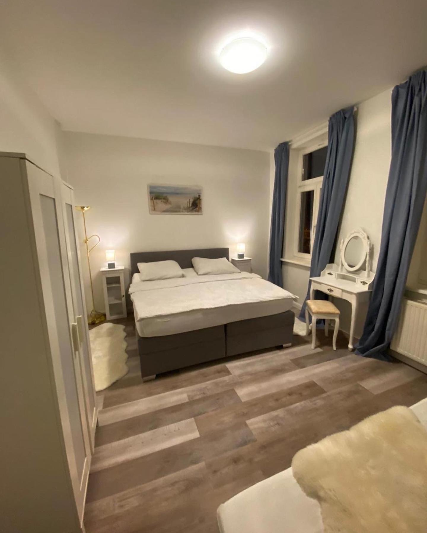Apartment N A U T I C A - Ruhige Maritime Ferienwohnung Mit Balkon Familienfreundlich Rostock